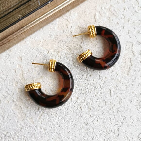 Julie Vos Madison Tortoiseshell Gold Hoop Earrings - Picture 3 of 5
